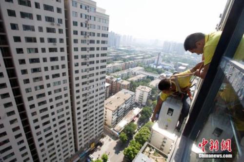 資料圖：在山西太原，空調(diào)安裝工程師頂著酷暑高溫，為市民安裝空調(diào)。<a target='_blank' href='http://www.chinanews.com/'>中新社</a>記者 張云 攝