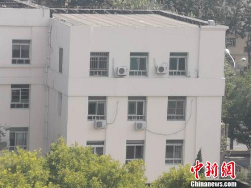 圖為居民樓外的空調(diào)外機。 謝藝觀 攝