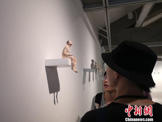圖為觀眾觀展。　劉賢 攝
