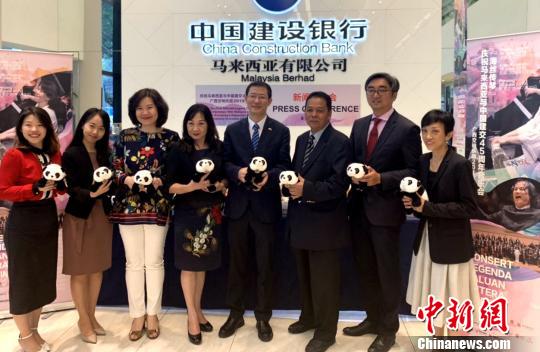 克勞迪婭？楊(左三)和主辦方、承辦方嘉賓共同推介音樂(lè)會(huì)?！￡悙?攝