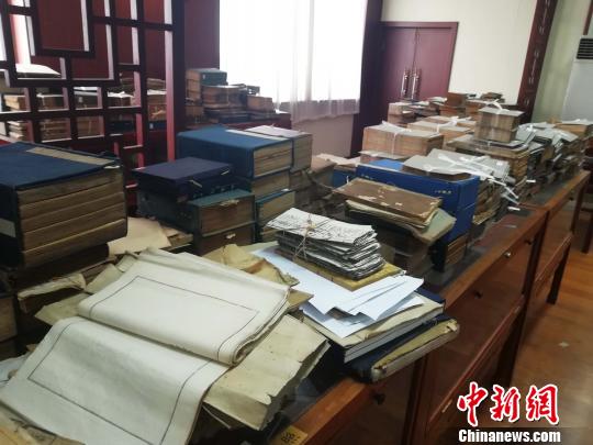 每一本古籍，都要詳細(xì)記錄著者、書(shū)名卷數(shù)、版本(批校題跋)、冊(cè)數(shù)、存卷等信息。　孫婷婷 攝