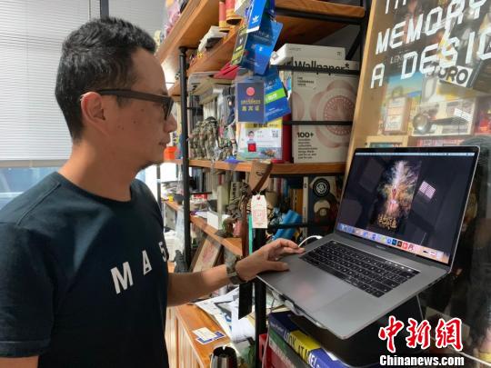 杭州硬腦科技負責人介紹其制作的漢字主題動畫片。　張斌 攝