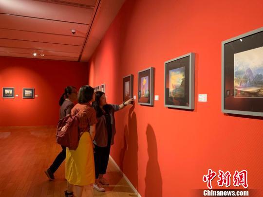 人工智能產(chǎn)品微軟“小冰”的畫作吸引參觀者目光?！埍?攝