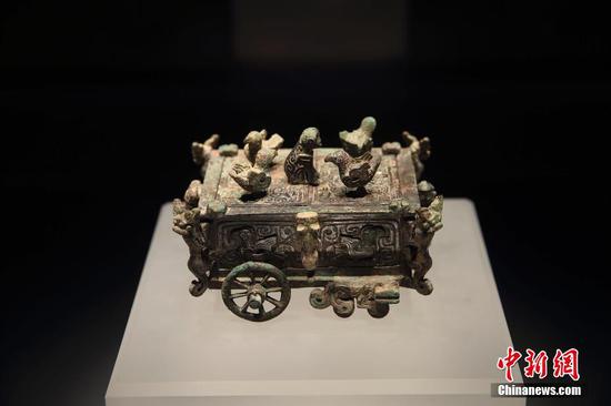 圖為博物館陳列的山西省聞喜縣出土的刖人守囿車。中新社記者 張云 攝
