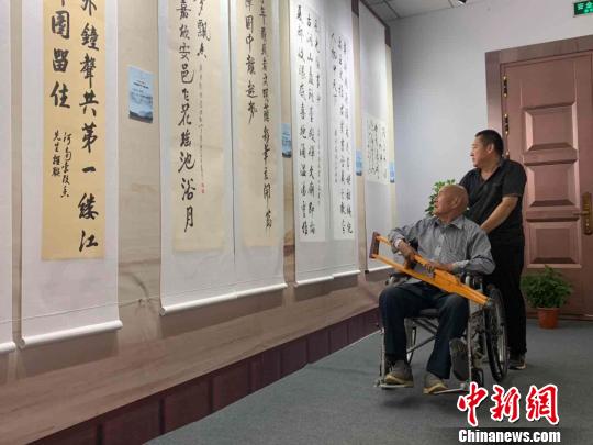 此次展覽展出了從世界各地6000余人7636幅書(shū)法作品中評(píng)審出的20幅“衛(wèi)夫人獎(jiǎng)”優(yōu)秀作品，以及203幅入展作品?！±钔ヒ?攝