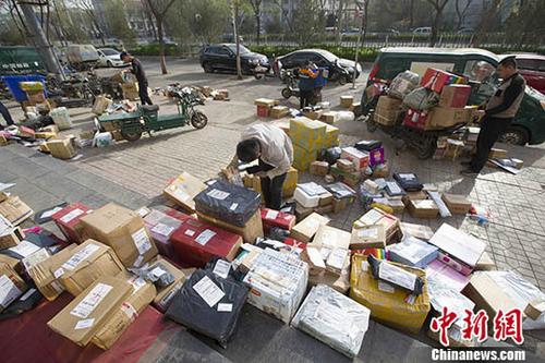 4月7日，中國(guó)物流與采購(gòu)聯(lián)合會(huì)披露，3月份中國(guó)快遞物流指數(shù)為105.1%，比上月回升7個(gè)百分點(diǎn)，時(shí)隔兩個(gè)月再次回升到100%以上。圖為4月2日山西太原，物流快遞工作人員正在分揀快遞。 <a target='_blank' href='http://www.chinanews.com/'>中新社</a>記者 張?jiān)?攝