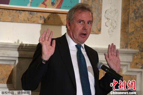 資料圖：2017年10月20日，英國駐美國大使金·達(dá)羅克在英國駐華盛頓大使館舉行的“國家經(jīng)濟(jì)學(xué)家俱樂部”年度晚宴上發(fā)表演講。