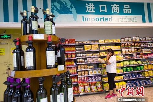 8月8日，山西太原，民眾在超市挑選進(jìn)口商品。2017年中國外貿(mào)“下半場”開局良好。當(dāng)日，中國海關(guān)總署公布的最新數(shù)據(jù)顯示，7月中國進(jìn)出口總值2.32萬億元(人民幣，下同)，同比增長12.7%。其中出口增長11.2%，進(jìn)口增長14.7%；貿(mào)易順差擴(kuò)大1.4%。<a target='_blank' href='http://www.chinanews.com/'>中新社</a>記者 張?jiān)?攝