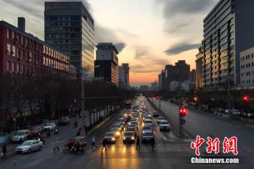 資料圖：城市道路上的汽車。張旭 攝