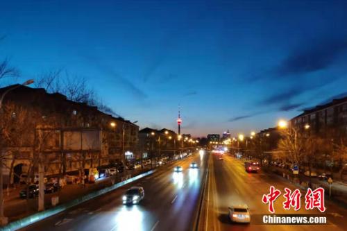 北京道路上行駛的汽車。 張旭 攝