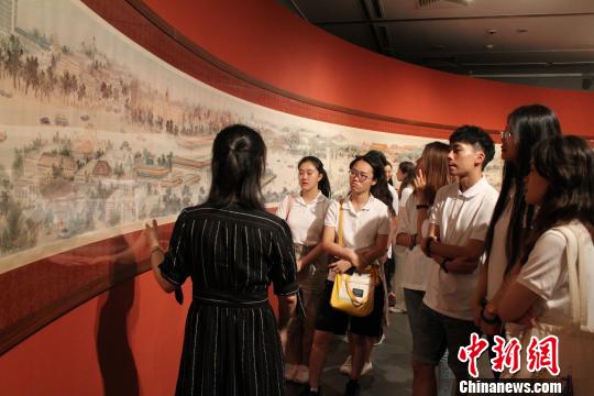 7月19日下午，17名香港高校藝術(shù)專業(yè)學(xué)生前往北京畫院美術(shù)館參觀。圖為參觀現(xiàn)場?！￡惽吆?攝
