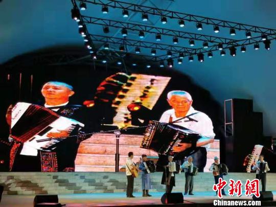 塔城市幾位民間手風(fēng)琴演奏高手合奏《什噶那什噶》?！￡P(guān)秋生 攝