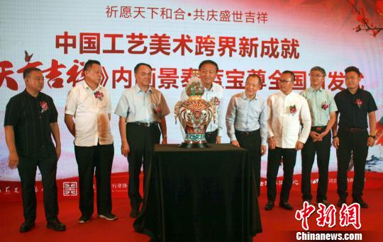 工藝美術(shù)界、文化藝術(shù)界嘉賓們齊聚一堂為《天下吉祥》揭幕?！钋鍌?攝