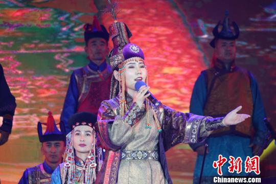圖為演出現(xiàn)場。錫林郭勒盟鑲黃旗宣傳部供圖