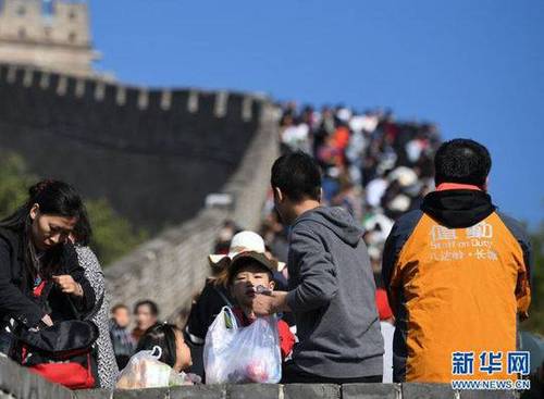 八達(dá)嶺長(zhǎng)城11天至少3次預(yù)警 一天6.5萬(wàn)游客啥概念?