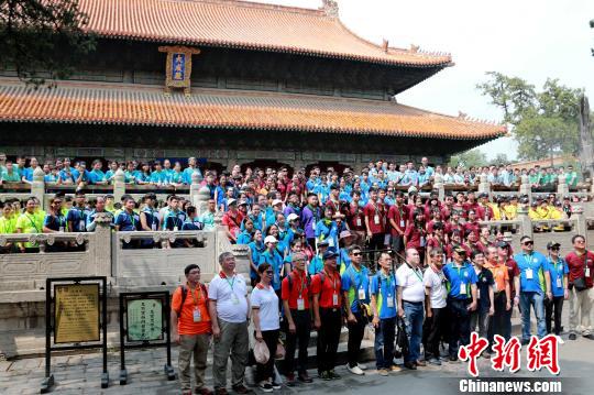 7月23日，參加“同心同根萬(wàn)里行2019”的香港14家青少年制服團(tuán)體成員在山東曲阜孔廟大成殿前合影?！×籂?攝
