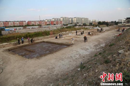 圖為梅里遺址伯瀆河南岸第一次發(fā)掘場景?！】脊潘﹫D 攝