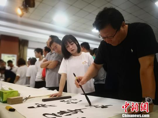 圖為全國書法名家走進縣區(qū)，用丹青妙筆繪崆峒之圣境、寫涇水之神奇?！∥航ㄜ?攝
