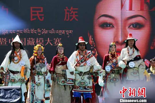圖為參加藏模大賽的選手。　趙凜松 攝