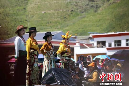 圖為參加藏模大賽的選手進行服飾展示?！≮w凜松 攝