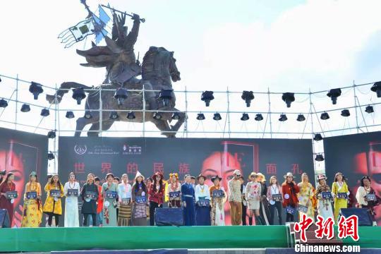 圖為進入復(fù)賽的參賽選手合影留念?！◆?shù)り?攝