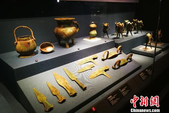 該博物館展出青銅器物多達(dá)2200余件，上起陶寺，下至秦漢，跨越整個(gè)青銅時(shí)代?！罱苡?攝