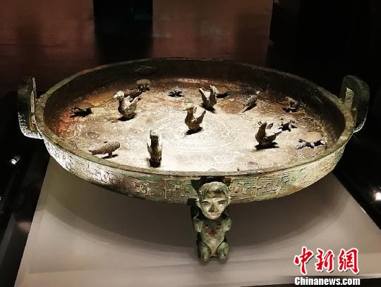 山西公安追繳的國(guó)家一級(jí)文物春秋時(shí)期青銅器“晉公盤”?！罱苡?攝