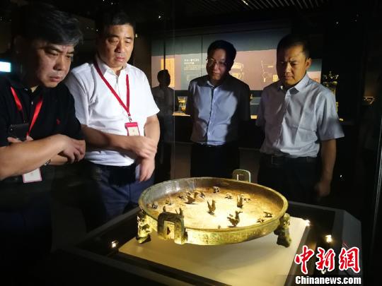 “晉公盤”內(nèi)有多個(gè)浮雕、圓雕動(dòng)物，其中圓雕動(dòng)物能在裝置原處作360度轉(zhuǎn)動(dòng)，體現(xiàn)我國(guó)春秋時(shí)期青銅器制作的最高工藝水平。　楊杰英 攝