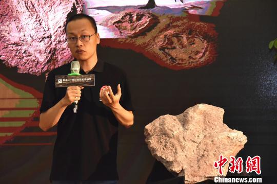 中國(guó)地質(zhì)大學(xué)(北京)副教授邢立達(dá)介紹霸王龍足跡?！￡慅埳?攝