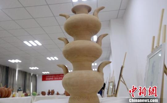 普瓊是拉薩市尼木縣民間陶藝人，自13歲開(kāi)始至今從事陶藝工作，2019年被評(píng)為市級(jí)非物質(zhì)文化遺產(chǎn)傳承人。至今，普瓊以“指尖旋轉(zhuǎn)”的制陶繪就其30多年陶藝人生。圖為拉薩市尼縣中學(xué)在美術(shù)實(shí)踐教學(xué)中燒制的創(chuàng)新型陶壺。　貢桑拉姆 攝
