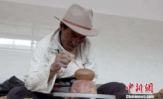 普瓊是拉薩市尼木縣民間陶藝人，自13歲開(kāi)始至今從事陶藝工作，2019年被評(píng)為市級(jí)非物質(zhì)文化遺產(chǎn)傳承人。至今，普瓊以“指尖旋轉(zhuǎn)”的制陶繪就其30多年陶藝人生。圖為普瓊在拉薩市尼縣中學(xué)教室內(nèi)制作陶器?！∝暽＠?攝