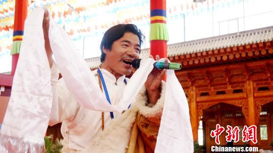 圖為藏族民間歌手唱民歌?！?zhí)砀?攝