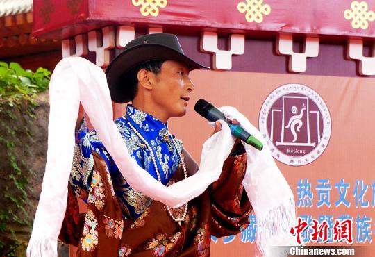 圖為藏族民間歌手唱民歌。　張?zhí)砀?攝