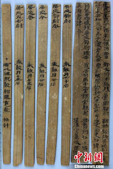 圖為漢建武三年居延都尉吏奉例?！「拭C省文物局供圖 攝