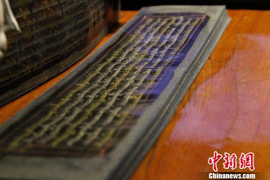 圖為19世紀(jì)的手寫本《甘珠爾經(jīng)》?！≮w朗 攝