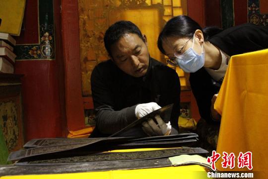 圖為羅布林卡管理處兩位工作人員登記古籍?！≮w朗 攝