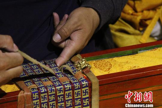 圖為羅布林卡管理處工作人員將普查登記完的一函古籍封裝。　趙朗 攝