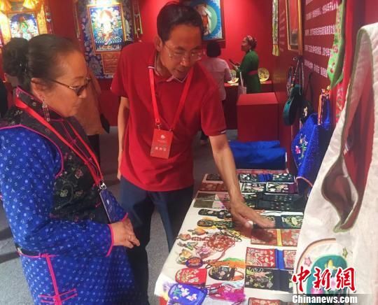 圖為蒙繡文創(chuàng)產(chǎn)品吸睛?！埇| 攝