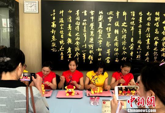 圖為“秦觀故里”高郵三垛七夕習俗“賽穿針乞巧”——待嫁之女七夕夜穿針引線，有向七仙女乞巧氣的意思。　崔佳明 攝