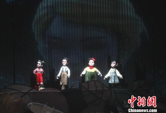 圖為四位參加夏令營(yíng)的孩子們?cè)谏种幸馔獗晃M(jìn)一個(gè)寶盒里?！〈藜衙?攝