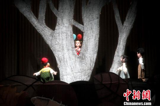 圖為該劇采用3D全息投影技術(shù)，讓觀眾們身臨其境。　崔佳明 攝