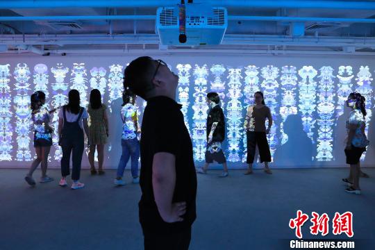 民眾在藝術(shù)裝置前體驗(yàn)不一樣的聽(tīng)覺(jué)感觀?！∫罅⑶?攝