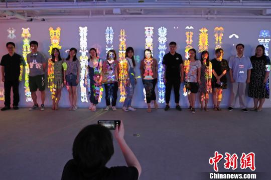 民眾在藝術(shù)裝置前合影留念?！∫罅⑶?攝