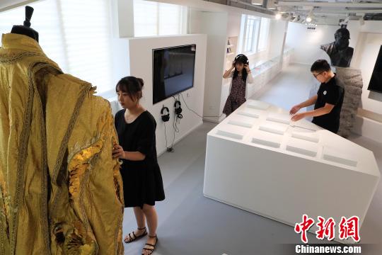 民眾在參觀上海話劇藝術(shù)中心展示模型。　殷立勤 攝