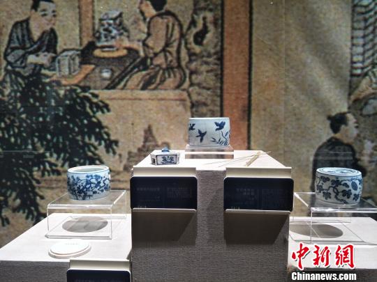 “景德鎮(zhèn)宋元明清花器瓷展”在廣東東莞市袁崇煥紀(jì)念園開展。圖為展出花器瓷文物精品 李映民 攝
