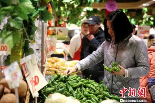 資料圖：市民挑選新鮮蔬菜。 孫睿 攝