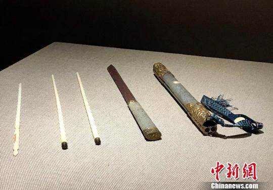 解食刀，分為刀、箸、簽、刀鞘四部分?！∴囅?攝