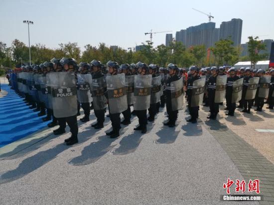 8月12日，公安部組織全國(guó)公安機(jī)關(guān)在154個(gè)城市同步開(kāi)展以“銷槍爆 除禍患 保大慶 護(hù)民安”為主題的集中統(tǒng)一銷毀活動(dòng)，對(duì)去年以來(lái)全國(guó)公安機(jī)關(guān)收繳和群眾主動(dòng)上繳的氣槍、獵槍等10.7萬(wàn)支非法槍支及一大批炸藥、雷管等爆炸物品進(jìn)行集中安全銷毀，切實(shí)消除社會(huì)治安隱患。張子揚(yáng) 攝