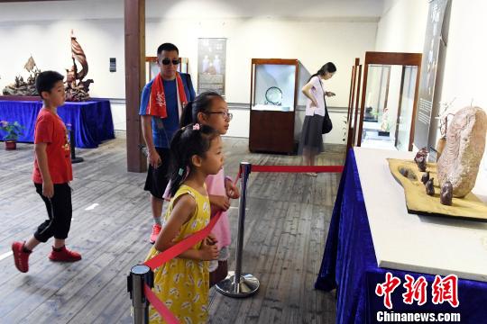 “青藍(lán)門徑·福建青年藝術(shù)家雕刻作品展”在福州福建省海峽民間藝術(shù)館展出，吸引觀眾觀展?！∮浾邉⒖筛?攝