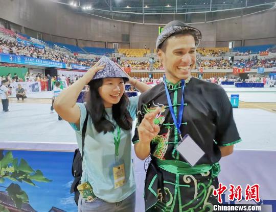 圖為第十四屆浙江國際傳統(tǒng)武術(shù)比賽上，國人、海外友人戴著新版烏氈帽。